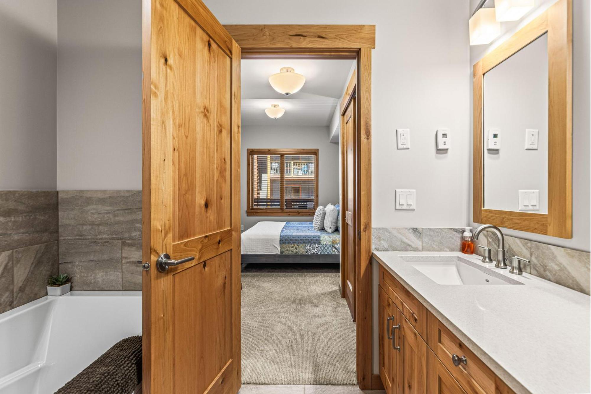 Spring Creek Luxury King One Bedroom At White Spruce Lodge Canmore Exterior foto