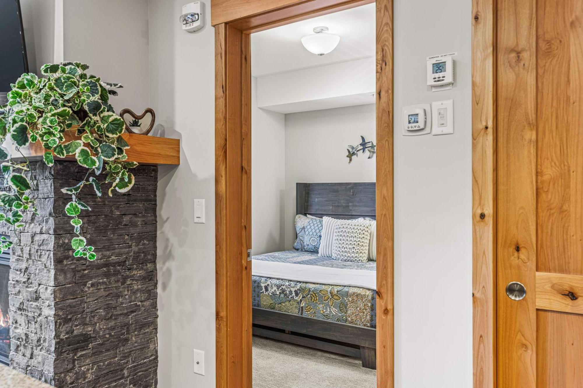 Spring Creek Luxury King One Bedroom At White Spruce Lodge Canmore Exterior foto
