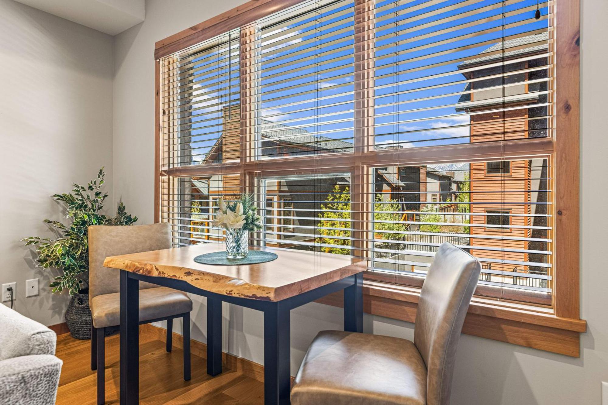 Spring Creek Luxury King One Bedroom At White Spruce Lodge Canmore Exterior foto