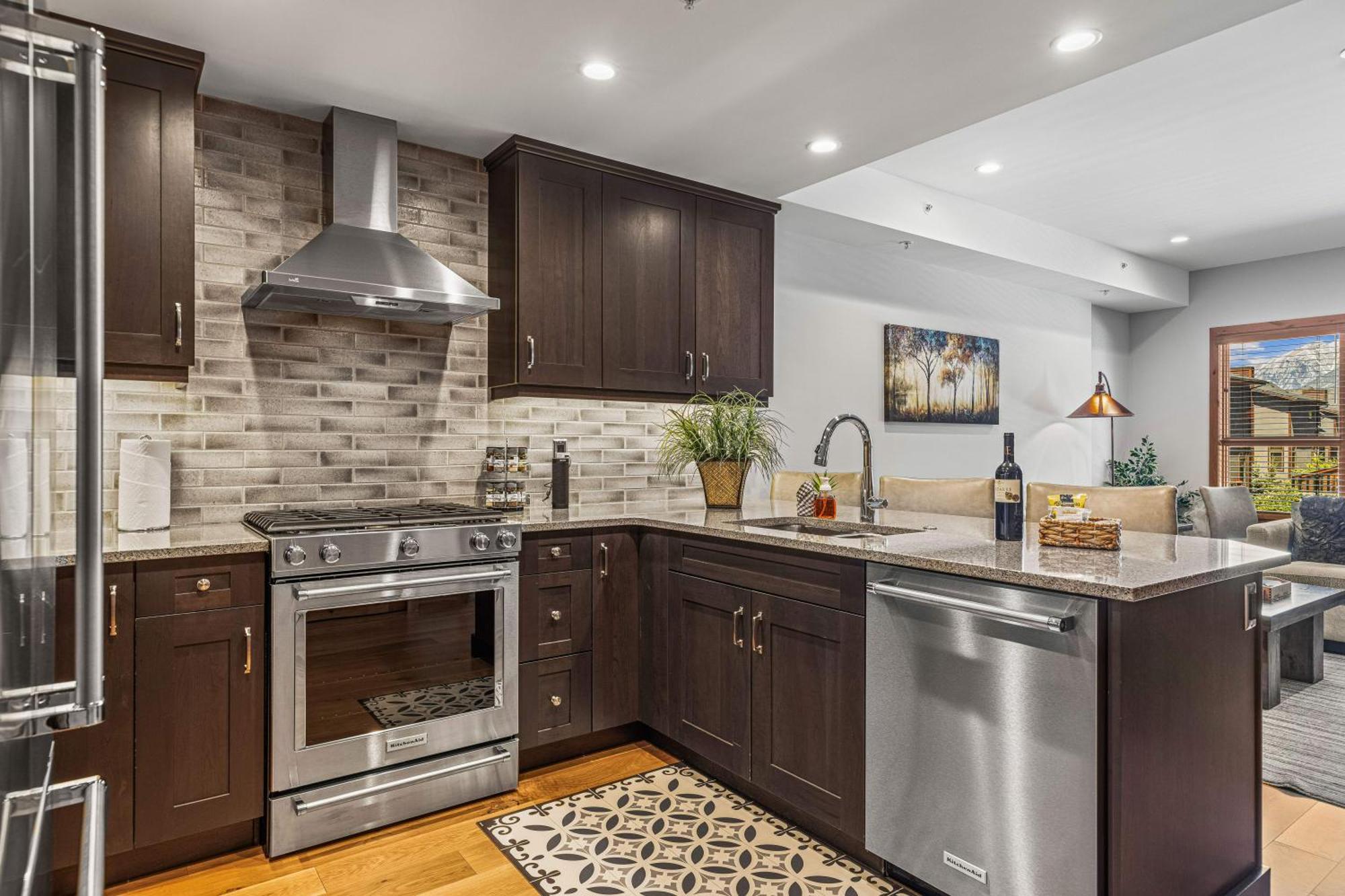 Spring Creek Luxury King One Bedroom At White Spruce Lodge Canmore Exterior foto