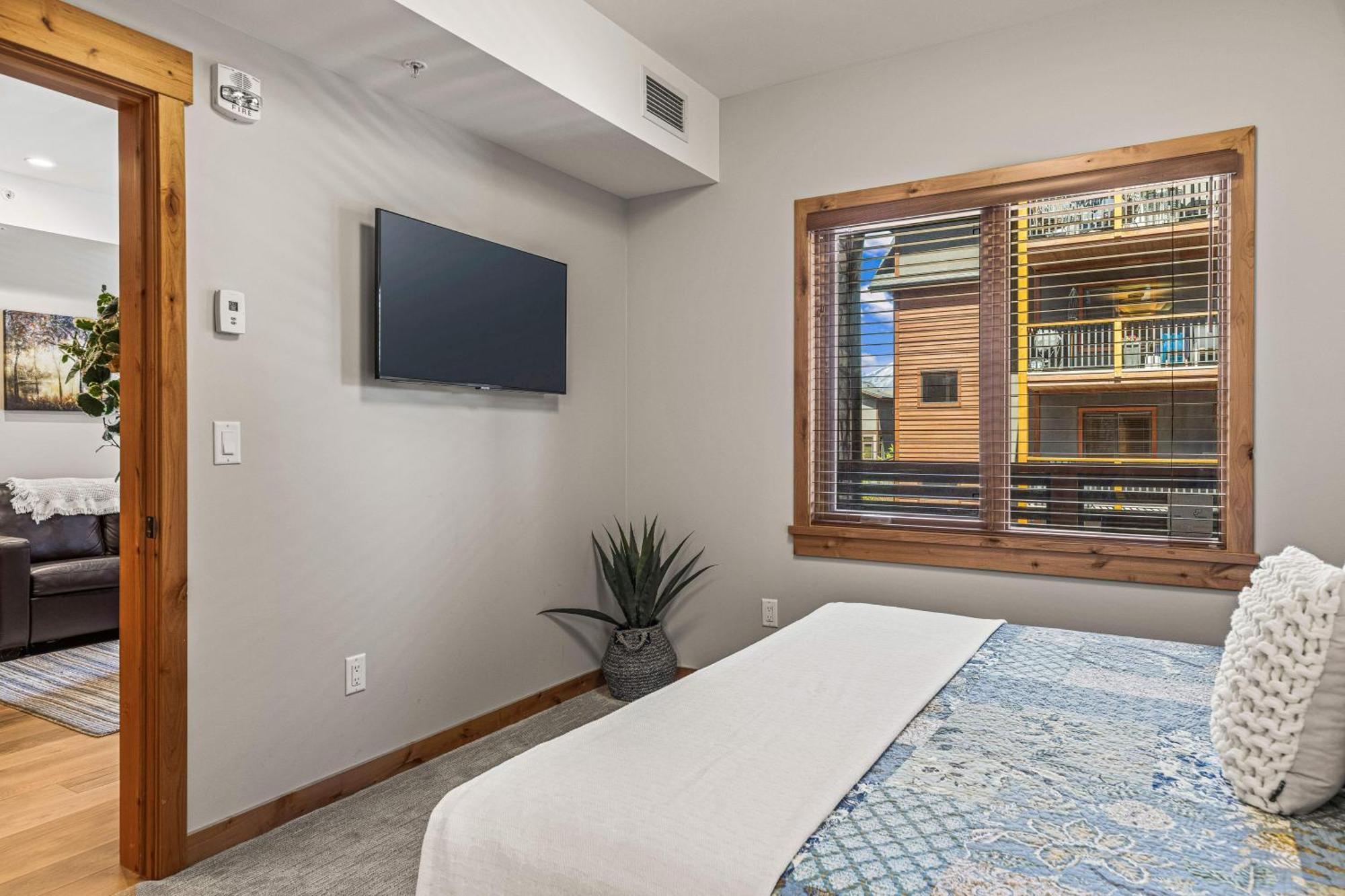 Spring Creek Luxury King One Bedroom At White Spruce Lodge Canmore Exterior foto
